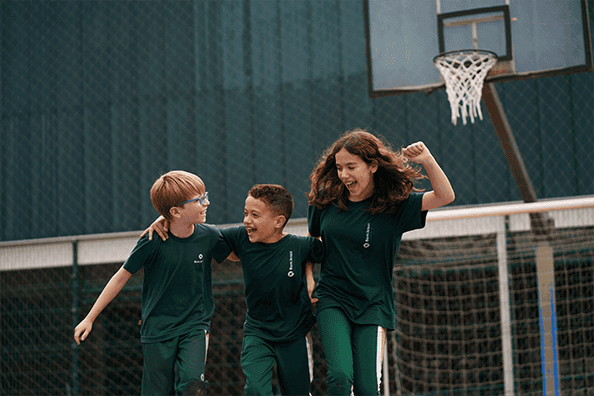 Crianças brincando na quadra de esportes