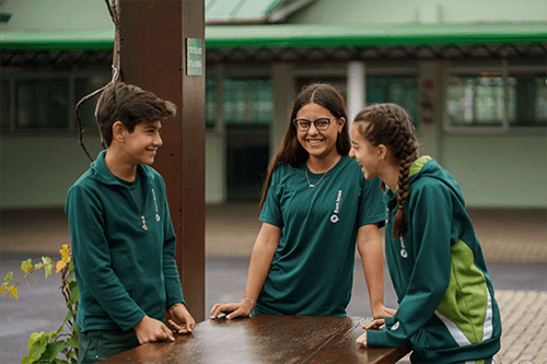 Alunos no pátio da escola
