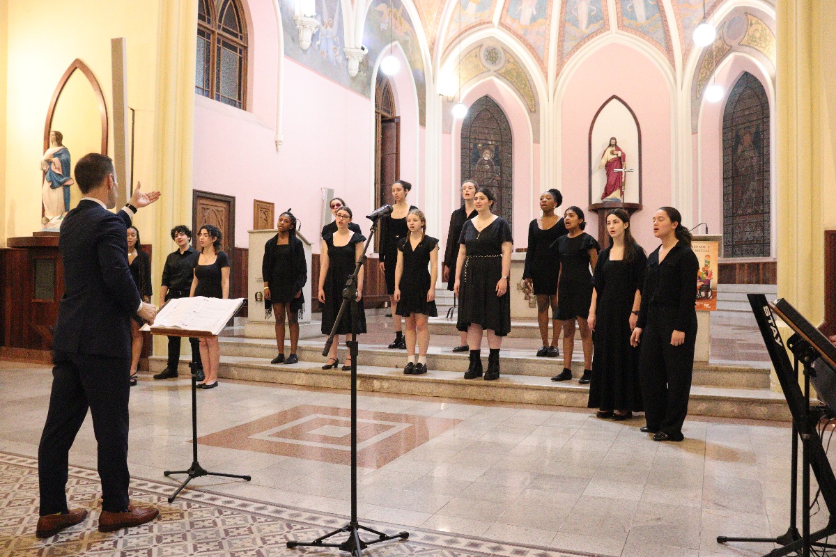 Coro de Câmara da Escola Nightingale-Bamford de Nova Iorque canta com os Corais dos Canarinhos de Petrópolis