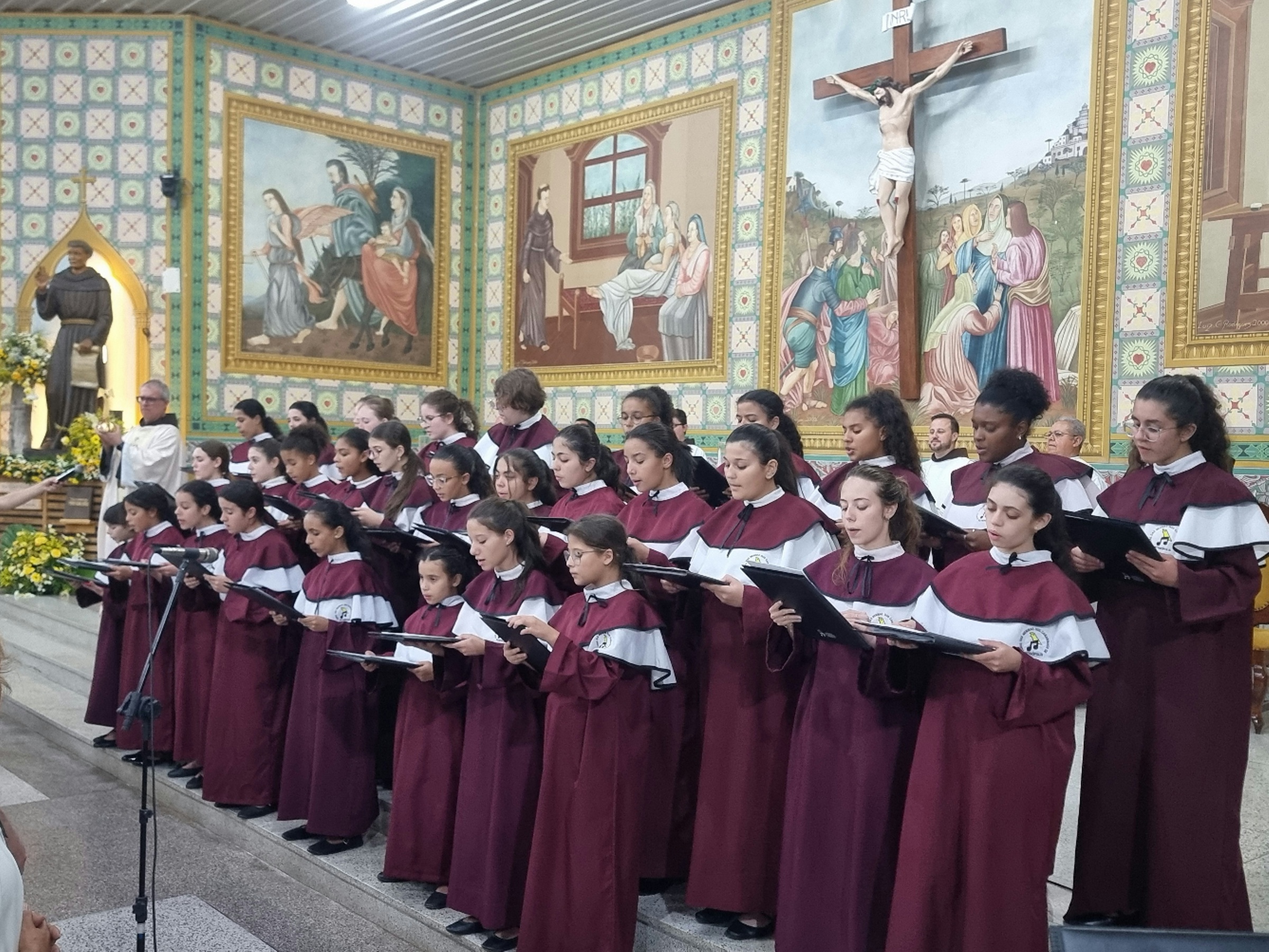 Coral das Meninas dos Canarinhos canta na Festa de Frei Galvão, em Guaratinguetá