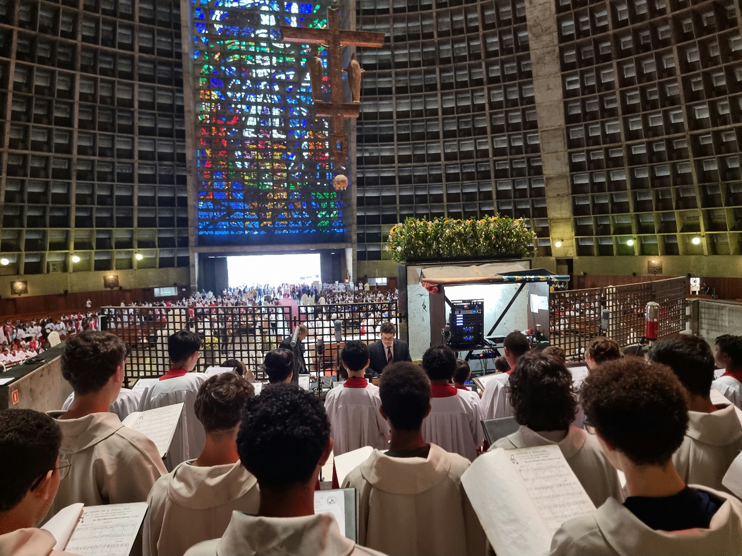 Coral dos Canarinhos canta na Catedral Metropolitana do Rio de Janeiro 
