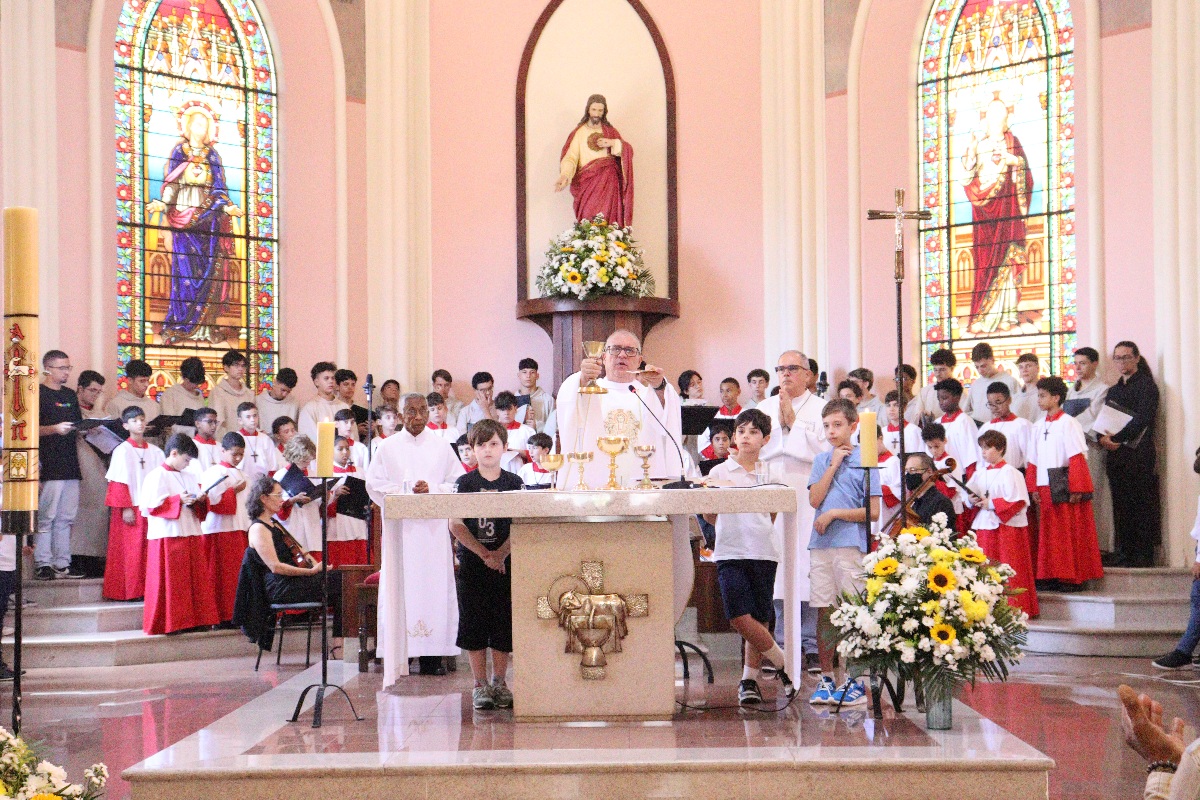 Missa de Páscoa dos Canarinhos de Petrópolis na Igreja do Sagrado 