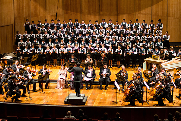 Canarinhos se apresentam com a Orquestra Petrobras Sinfônica