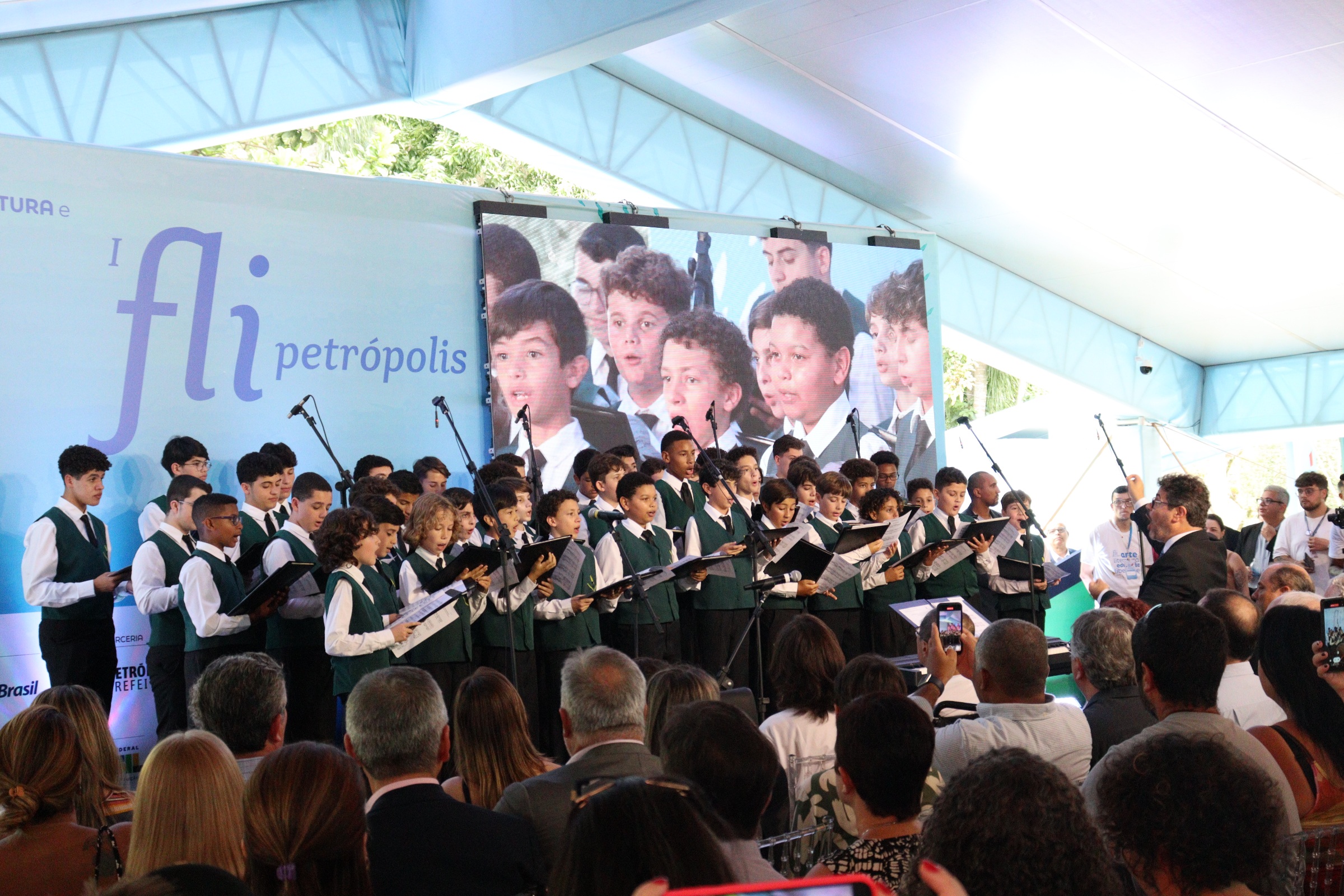 Coral dos Canarinhos de Petrópolis canta na abertura do Festival Literário Internacional de Petrópolis 