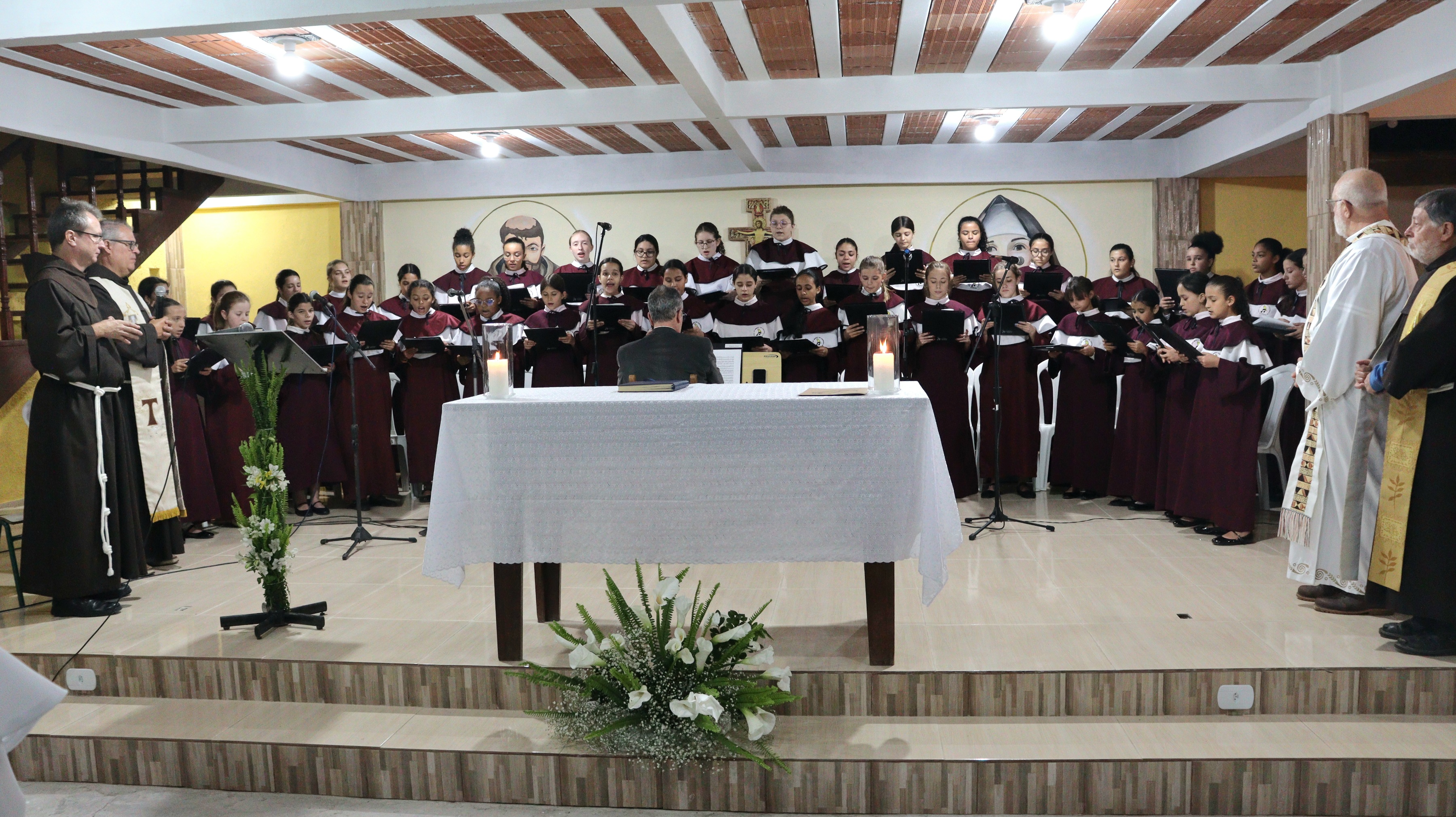 Coral das Meninas dos Canarinhos canta na Festa de Santa Clara, em Imbariê.