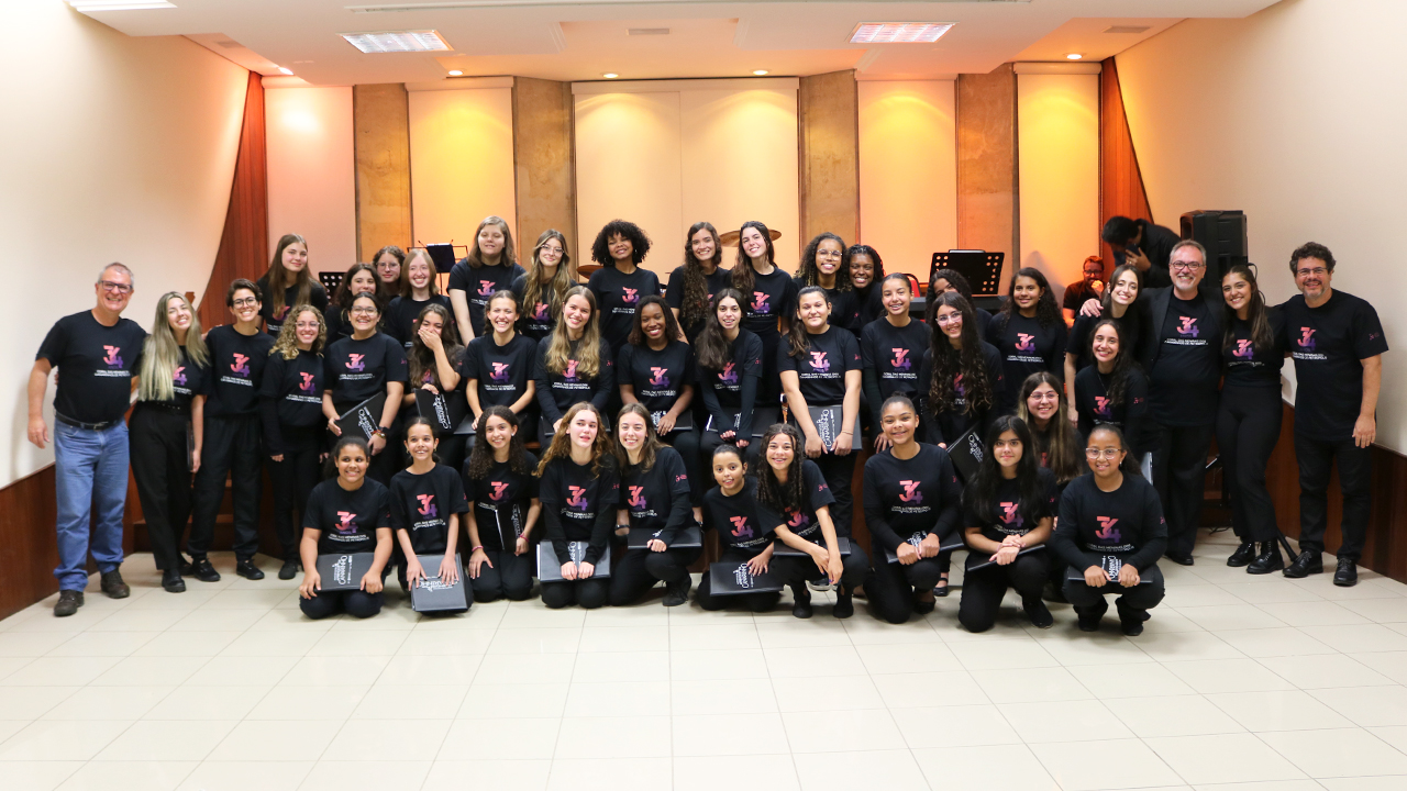 Canarinhos: Concerto de aniversário das Meninas toca as cordas da alma e do coração