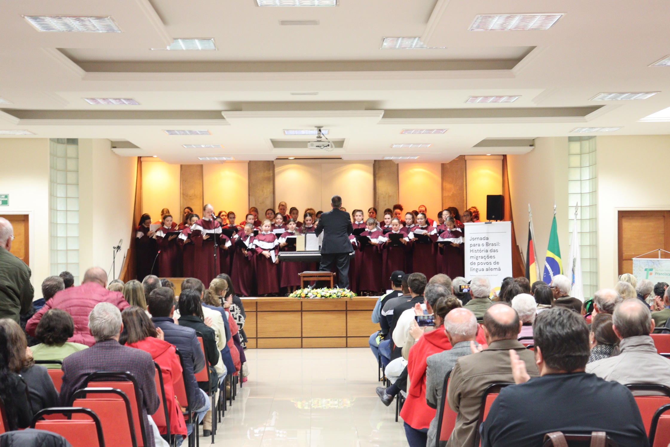 Coral das Meninas dos Canarinhos canta no Instituto Teológico Franciscano