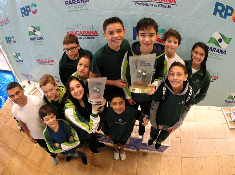 Equipe de natação do Bom Jesus: primeiro lugar geral nos Jogos Escolares do Paraná (JEPs)
