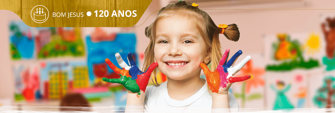Imagem menina com as mãos pintadas