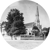 É fundada a Paróquia Bom Jesus dos Perdões, na Praça Rui Barbosa, em Curitiba (PR). Em 1911, é construída a sede da escola, ao lado da igreja, em frente à Rua Alferes Poli.